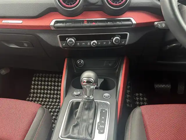 アウディ Ｑ２ ハッシュタグ アニバーサリーリミテッド 茨城県 2018(平30)年 3.6万km ミトスブラックメタリック 特別仕様車 /アシスタンスP /ACC /バ-チャルCP /アウディプレセンス /レーンアシスト /サイドアシスト /7スポークローターデザイン17インチAW /専用レッド/ブラックスポーツシート /デコラティブパネルレッド /ナビ /TV /LED /ETC/禁煙車