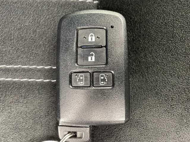 トヨタ エスクァイア Gi プレミアムパッケージ ブラックテーラード 千葉県 2021(令3)年 2.2万km ホワイトパールクリスタルシャイン 社外ナビ/　CD/DVD/Bluetooth/フルセグTV/社外フリップダウンモニター/モデリスタエアロ（F/S/R）/トヨタセーフティセンス/クルーズコントロール/車線逸脱警報/衝突軽減ブレーキ/クリアランスソナー/先行車発進警報/オートハイビーム/両側パワスラ/ハーフレザーシート/前席シートヒーター/ステアリングヒーター/LEDライト/フォグランプ/ETC/バックカメラ/前後ドラレコ/シートバックテーブル/ロールサンシェード/フロアマット/ドアバイザー