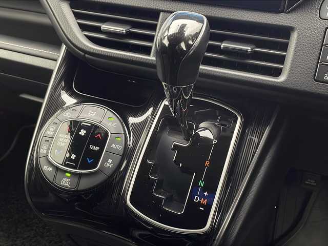 トヨタ エスクァイア Gi プレミアムパッケージ ブラックテーラード 千葉県 2021(令3)年 2.2万km ホワイトパールクリスタルシャイン 社外ナビ/　CD/DVD/Bluetooth/フルセグTV/社外フリップダウンモニター/モデリスタエアロ（F/S/R）/トヨタセーフティセンス/クルーズコントロール/車線逸脱警報/衝突軽減ブレーキ/クリアランスソナー/先行車発進警報/オートハイビーム/両側パワスラ/ハーフレザーシート/前席シートヒーター/ステアリングヒーター/LEDライト/フォグランプ/ETC/バックカメラ/前後ドラレコ/シートバックテーブル/ロールサンシェード/フロアマット/ドアバイザー