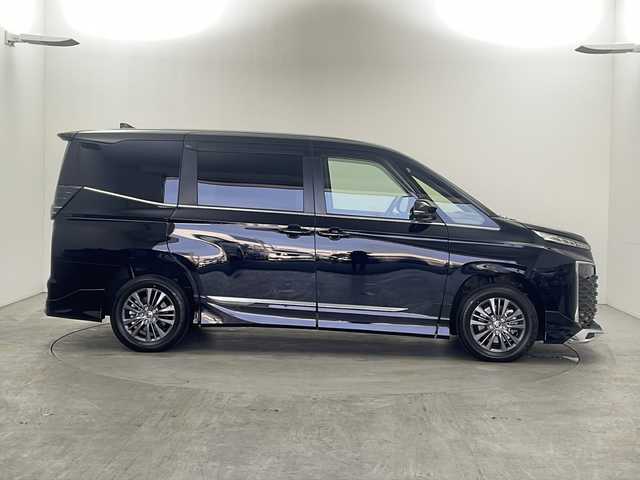 トヨタ ヴォクシー ハイブリッド S－Z 栃木県 2022(令4)年 3.3万km アティチュードブラックマイカ モデリスタフルエアロ/トヨタセーフティセンス/・プリクラッシュセーフティ/・レーンディパーチャーアラート/・オートマチックハイビーム/・レーントレーシングアラート/・発進遅れ告知機能/快適利便パッケージHi/・パワーバックドア/・2列目オットマン付きシート/・2列目シートヒーター/純正10.5インチディスプレイナビ/・CD/DVDデッキ/・フルセグTV/ブラインドスポットモニター/AC100V電源/ビルトインETC2.0/両側パワースライドドア/スマートキー/LEDヘッドライト/保証書/取扱説明書/スペアキー