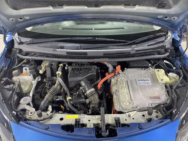 日産 ノート e－パワー X 福岡県 2017(平29)年 5.9万km シャイニングブルー 純正ディーラーナビ（CD、DVD、Bluetooth、iPod、AUX）/ETC/フルセグテレビ/レーンキープアシスト/パーキングアシスト/取扱説明書/ベンチシート/衝突被害軽減システム