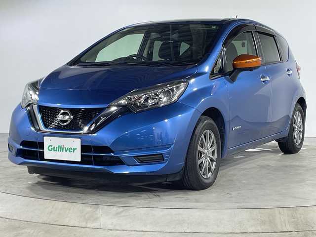 日産 ノート e－パワー X 福岡県 2017(平29)年 5.9万km シャイニングブルー 純正ディーラーナビ（CD、DVD、Bluetooth、iPod、AUX）/ETC/フルセグテレビ/レーンキープアシスト/パーキングアシスト/取扱説明書/ベンチシート/衝突被害軽減システム