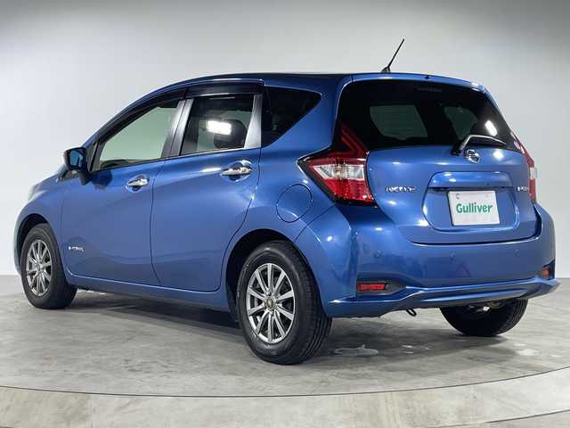 日産 ノート e－パワー X 福岡県 2017(平29)年 5.9万km シャイニングブルー 純正ディーラーナビ（CD、DVD、Bluetooth、iPod、AUX）/ETC/フルセグテレビ/レーンキープアシスト/パーキングアシスト/取扱説明書/ベンチシート/衝突被害軽減システム
