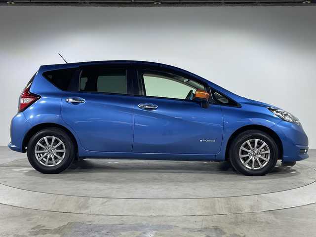 日産 ノート e－パワー X 福岡県 2017(平29)年 5.9万km シャイニングブルー 純正ディーラーナビ（CD、DVD、Bluetooth、iPod、AUX）/ETC/フルセグテレビ/レーンキープアシスト/パーキングアシスト/取扱説明書/ベンチシート/衝突被害軽減システム