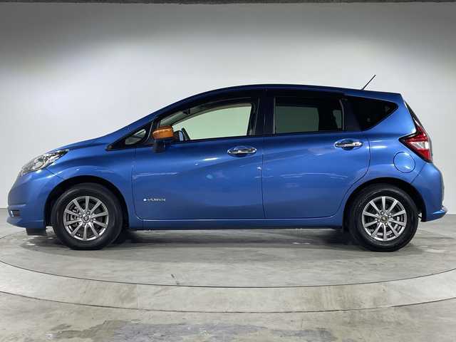 日産 ノート e－パワー X 福岡県 2017(平29)年 5.9万km シャイニングブルー 純正ディーラーナビ（CD、DVD、Bluetooth、iPod、AUX）/ETC/フルセグテレビ/レーンキープアシスト/パーキングアシスト/取扱説明書/ベンチシート/衝突被害軽減システム