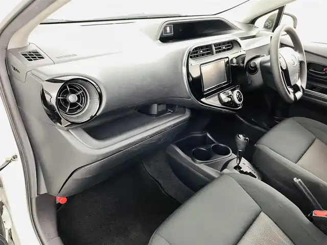 トヨタ アクア S スタイルブラック 福島県 2018(平30)年 5.6万km ホワイトパールクリスタルシャイン トヨタセーフティセンス/・衝突被害軽減/・車線逸脱警報/・レーントレーシングアシスト/・オートハイビーム/純正7インチナビ/・フルセグテレビ/・Bluetooth/・SD/・CD/DVD/・FM/AM/・バックカメラ/・ETC/・ステアリングリモコン/前方ドライブレコーダー/純正フロアマット/純正ドアバイザー/ウインカーミラー/オートミラー/iストップ/クリアランスソナー（前後）/プッシュスタート/・スマートキー/・ライトレベライザー