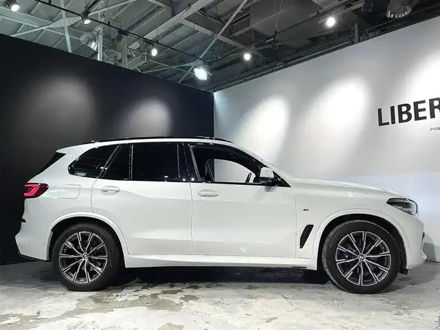 ＢＭＷ Ｘ５ xDrive 35d Mスポーツ 道央・札幌 2022(令4)年 1.9万km アルピンホワイトⅢ ハイラインpkg/　・アッシュ・グレイン・ブラウン・ファイン・ウッド・トリム/レザー・フィニッシュ・ダッシュボード/ドライビング・アシスト・プロフェッショナル/　・ACC/　・レーン・ディパーチャー・ウォーニング/　・レーン・チェンジ・ウォーニング/　・レーン・チェンジ・アシスト/パーキング・アシスト・プラス/　・PDC/　・パーキングアシスト/　・パノラマ・サイド・ビューカメラ/電動シート/シートヒーター/BMWヘッドアップディスプレイ/ワイヤレスチャージング/アンビエントライト/アダプティブLEDヘッドライト/オートライト/レインセンサー/オートマチック・テールゲート/ヒルディセントコントロール/ETC/取扱説明書、スペアキー1本有