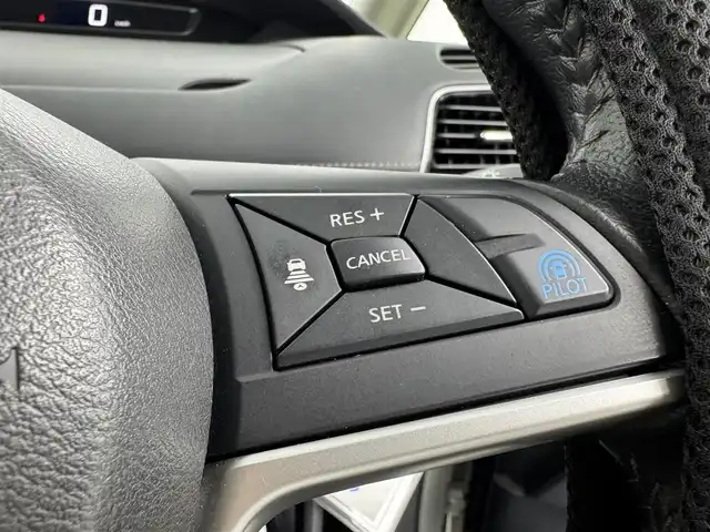 日産 セレナ ハイウェイスター プロパイロットED 愛知県 2016(平28)年 2.5万km ブリリアントホワイトパール 純正9インチナビ　/（フルセグ/BT/CD/DVD） /フリップダウンモニター　/レーダークルーズコントロール　/バックモニター　/衝突軽減システム　/コーナーセンサー　/レーンキープアシスト　/両側パワースライドドア　/ＥＴＣ　/純正ＡＷ