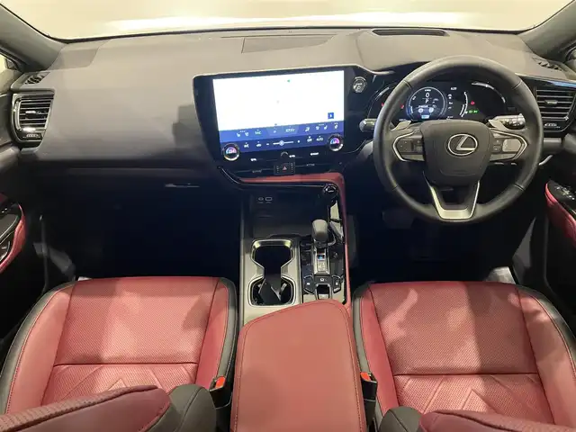 レクサス ＮＸ 350h バージョンL 熊本県 2023(令5)年 1.4万km ソニッククォーツ ・スマートキー/・プッシュスタート/・プリクラッシュセーフティ/・レーンデパーチャーアラート/・クリアランスソナー/・ブラインドスポットモニター/・パーキングブレーキサポート/・安心降車アシスト/・クロストラフィックアラート/・リアカメラデティクション/・プロアクティブドライブアシスト/・ロードサインアシスト/・赤革シート/・前席パワーシート/・全席シートヒーター /・前席エアシート /・ハンドルヒーター /・純正メモリナビ/　【Bluetooth・USB】/・フルセグTV/・全方位カメラ/・ETC2.0/・ヘッドアップディスプレイ/・デジタルインナーミラー/・ドライブレコーダー(前後録画)/・パワーバックドア/・LEDヘッドランプ/・LEDフォグランプ/・純正マット