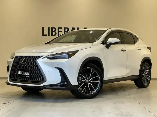 レクサス ＮＸ 350h バージョンL 熊本県 2023(令5)年 1.4万km ソニッククォーツ ・スマートキー/・プッシュスタート/・プリクラッシュセーフティ/・レーンデパーチャーアラート/・クリアランスソナー/・ブラインドスポットモニター/・パーキングブレーキサポート/・安心降車アシスト/・クロストラフィックアラート/・リアカメラデティクション/・プロアクティブドライブアシスト/・ロードサインアシスト/・赤革シート/・前席パワーシート/・全席シートヒーター /・前席エアシート /・ハンドルヒーター /・純正メモリナビ/　【Bluetooth・USB】/・フルセグTV/・全方位カメラ/・ETC2.0/・ヘッドアップディスプレイ/・デジタルインナーミラー/・ドライブレコーダー(前後録画)/・パワーバックドア/・LEDヘッドランプ/・LEDフォグランプ/・純正マット