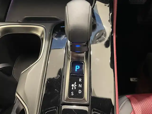 レクサス ＮＸ 350h バージョンL 熊本県 2023(令5)年 1.4万km ソニッククォーツ ・スマートキー/・プッシュスタート/・プリクラッシュセーフティ/・レーンデパーチャーアラート/・クリアランスソナー/・ブラインドスポットモニター/・パーキングブレーキサポート/・安心降車アシスト/・クロストラフィックアラート/・リアカメラデティクション/・プロアクティブドライブアシスト/・ロードサインアシスト/・赤革シート/・前席パワーシート/・全席シートヒーター /・前席エアシート /・ハンドルヒーター /・純正メモリナビ/　【Bluetooth・USB】/・フルセグTV/・全方位カメラ/・ETC2.0/・ヘッドアップディスプレイ/・デジタルインナーミラー/・ドライブレコーダー(前後録画)/・パワーバックドア/・LEDヘッドランプ/・LEDフォグランプ/・純正マット