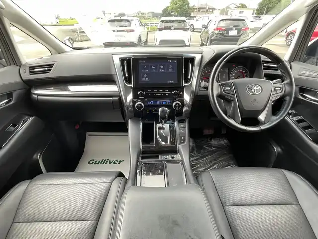 トヨタ アルファード S Cパッケージ 佐賀県 2022(令4)年 4.4万km ホワイトパールクリスタルシャイン 純正9インチディスプレイオーディオ/・フルセグTV/CD/DVDUSB/Bluetooth/純正12インチフリップダウンモニター/バックカメラ/前後ドライブレコーダー/ビルトインETC/両側パワースライドドア/パワーバックドア/リバース連動ドアミラー/後席エアコン/電子パーキングブレーキ/AUTO HOLD機能/合皮シート/DNセカンド席パワーシート(D席メモリー機能付)/DN席シートヒーター/シートベンチレーション/N席セカンド席電動オットマン/キャプテンシート/後席サンシェード/ISOFIX対応/木目調革巻きステアリング/ステアリングヒーター/ステアリングリモコン/純正18インチアルミホイール/純正三眼LEDヘッドライト/・オートマチックハイビーム/純正LEDフォグランプ/新車保証書/取扱説明書/スペアキー１本/トヨタセーフティセンス/・レーダークルーズコントロール/・レーントレーシングアシスト/・クリアランスソナー/・パーキングサポートブレーキ/・プリクラッシュセーフティ/・ロードサインアシスト