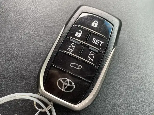 トヨタ アルファード S Cパッケージ 佐賀県 2022(令4)年 4.4万km ホワイトパールクリスタルシャイン 純正9インチディスプレイオーディオ/・フルセグTV/CD/DVDUSB/Bluetooth/純正12インチフリップダウンモニター/バックカメラ/前後ドライブレコーダー/ビルトインETC/両側パワースライドドア/パワーバックドア/リバース連動ドアミラー/後席エアコン/電子パーキングブレーキ/AUTO HOLD機能/合皮シート/DNセカンド席パワーシート(D席メモリー機能付)/DN席シートヒーター/シートベンチレーション/N席セカンド席電動オットマン/キャプテンシート/後席サンシェード/ISOFIX対応/木目調革巻きステアリング/ステアリングヒーター/ステアリングリモコン/純正18インチアルミホイール/純正三眼LEDヘッドライト/・オートマチックハイビーム/純正LEDフォグランプ/新車保証書/取扱説明書/スペアキー１本/トヨタセーフティセンス/・レーダークルーズコントロール/・レーントレーシングアシスト/・クリアランスソナー/・パーキングサポートブレーキ/・プリクラッシュセーフティ/・ロードサインアシスト