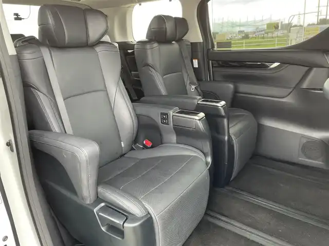 トヨタ アルファード S Cパッケージ 佐賀県 2022(令4)年 4.4万km ホワイトパールクリスタルシャイン 純正9インチディスプレイオーディオ/・フルセグTV/CD/DVDUSB/Bluetooth/純正12インチフリップダウンモニター/バックカメラ/前後ドライブレコーダー/ビルトインETC/両側パワースライドドア/パワーバックドア/リバース連動ドアミラー/後席エアコン/電子パーキングブレーキ/AUTO HOLD機能/合皮シート/DNセカンド席パワーシート(D席メモリー機能付)/DN席シートヒーター/シートベンチレーション/N席セカンド席電動オットマン/キャプテンシート/後席サンシェード/ISOFIX対応/木目調革巻きステアリング/ステアリングヒーター/ステアリングリモコン/純正18インチアルミホイール/純正三眼LEDヘッドライト/・オートマチックハイビーム/純正LEDフォグランプ/新車保証書/取扱説明書/スペアキー１本/トヨタセーフティセンス/・レーダークルーズコントロール/・レーントレーシングアシスト/・クリアランスソナー/・パーキングサポートブレーキ/・プリクラッシュセーフティ/・ロードサインアシスト