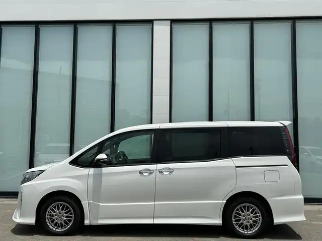 トヨタ ノア ハイブリッド Si ダブルバイビーⅡ 大阪府 2020(令2)年 6.2万km ホワイトパールクリスタルシャイン 純正１０インチナビ/   フルセグTV/CD/DVD/Bluetooth/USB/バックモニター/（雨滴除去マルチビューバックガイド付き）/１２．１インチ後席モニター/衝突軽減ブレーキ/横滑り防止装置/コーナーセンサー/前席シートヒーター/両側パワースライドドア/クルーズコントロール/レーンキープアシスト/ドライブレコーダー/オートマチックハイビーム/純正16インチアルミホイール/ハーフレザーシート/プッシュスタート/スマートキー/ＥＴＣ/ＬＥＤ