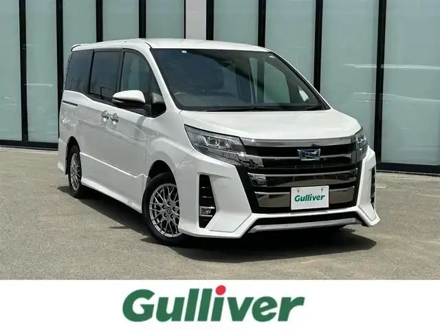 トヨタ ノア ハイブリッド Si ダブルバイビーⅡ 大阪府 2020(令2)年 6.2万km ホワイトパールクリスタルシャイン 純正１０インチナビ/   フルセグTV/CD/DVD/Bluetooth/USB/バックモニター/（雨滴除去マルチビューバックガイド付き）/１２．１インチ後席モニター/衝突軽減ブレーキ/横滑り防止装置/コーナーセンサー/前席シートヒーター/両側パワースライドドア/クルーズコントロール/レーンキープアシスト/ドライブレコーダー/オートマチックハイビーム/純正16インチアルミホイール/ハーフレザーシート/プッシュスタート/スマートキー/ＥＴＣ/ＬＥＤ