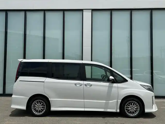 トヨタ ノア ハイブリッド Si ダブルバイビーⅡ 大阪府 2020(令2)年 6.2万km ホワイトパールクリスタルシャイン 純正１０インチナビ/   フルセグTV/CD/DVD/Bluetooth/USB/バックモニター/（雨滴除去マルチビューバックガイド付き）/１２．１インチ後席モニター/衝突軽減ブレーキ/横滑り防止装置/コーナーセンサー/前席シートヒーター/両側パワースライドドア/クルーズコントロール/レーンキープアシスト/ドライブレコーダー/オートマチックハイビーム/純正16インチアルミホイール/ハーフレザーシート/プッシュスタート/スマートキー/ＥＴＣ/ＬＥＤ