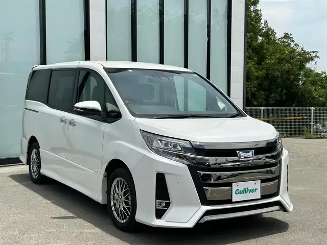 トヨタ ノア ハイブリッド Si ダブルバイビーⅡ 大阪府 2020(令2)年 6.2万km ホワイトパールクリスタルシャイン 純正１０インチナビ/   フルセグTV/CD/DVD/Bluetooth/USB/バックモニター/（雨滴除去マルチビューバックガイド付き）/１２．１インチ後席モニター/衝突軽減ブレーキ/横滑り防止装置/コーナーセンサー/前席シートヒーター/両側パワースライドドア/クルーズコントロール/レーンキープアシスト/ドライブレコーダー/オートマチックハイビーム/純正16インチアルミホイール/ハーフレザーシート/プッシュスタート/スマートキー/ＥＴＣ/ＬＥＤ