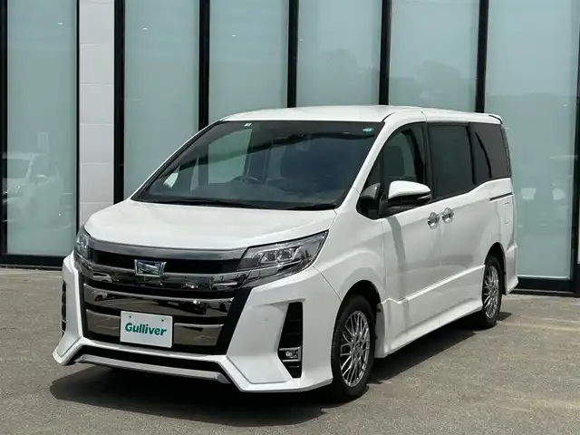 トヨタ ノア ハイブリッド Si ダブルバイビーⅡ 大阪府 2020(令2)年 6.2万km ホワイトパールクリスタルシャイン 純正１０インチナビ/   フルセグTV/CD/DVD/Bluetooth/USB/バックモニター/（雨滴除去マルチビューバックガイド付き）/１２．１インチ後席モニター/衝突軽減ブレーキ/横滑り防止装置/コーナーセンサー/前席シートヒーター/両側パワースライドドア/クルーズコントロール/レーンキープアシスト/ドライブレコーダー/オートマチックハイビーム/純正16インチアルミホイール/ハーフレザーシート/プッシュスタート/スマートキー/ＥＴＣ/ＬＥＤ