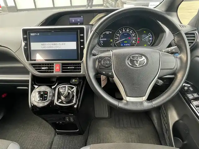 トヨタ ノア ハイブリッド Si ダブルバイビーⅡ 大阪府 2020(令2)年 6.2万km ホワイトパールクリスタルシャイン 純正１０インチナビ/   フルセグTV/CD/DVD/Bluetooth/USB/バックモニター/（雨滴除去マルチビューバックガイド付き）/１２．１インチ後席モニター/衝突軽減ブレーキ/横滑り防止装置/コーナーセンサー/前席シートヒーター/両側パワースライドドア/クルーズコントロール/レーンキープアシスト/ドライブレコーダー/オートマチックハイビーム/純正16インチアルミホイール/ハーフレザーシート/プッシュスタート/スマートキー/ＥＴＣ/ＬＥＤ