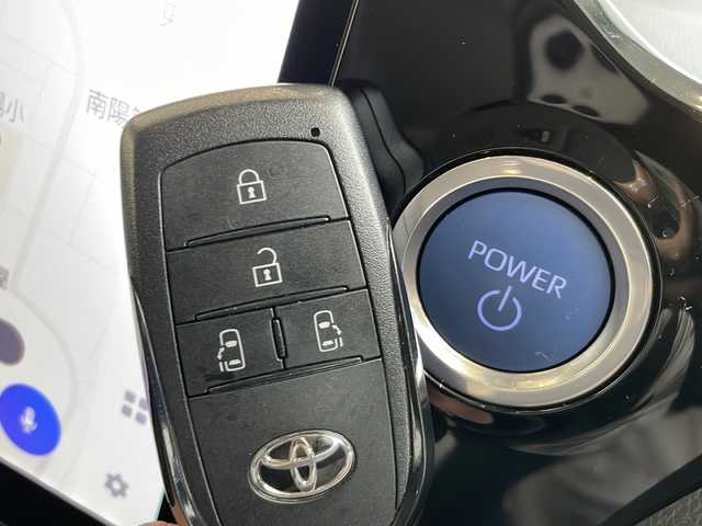 トヨタ ノア ハイブリッド G 愛知県 2022(令4)年 1万km ホワイトパールクリスタルシャイン 衝突軽減システム/純正10.5型ディズプレイオーディオ　ナビあり/フリップダウンモニター/両側パワースライドドア/レーダークルーズコントロール/フルセグ/CD DVD/Bluetooth/バックカメラ/コーナーセンサー/純正アルミホイール/ETC2.0/ブラインドスポットモニター/LEDヘッドライト/オートマチックハイビーム/ドライブレコーダー/ステアリングスイッチ/スマートキー/プッシュスタート