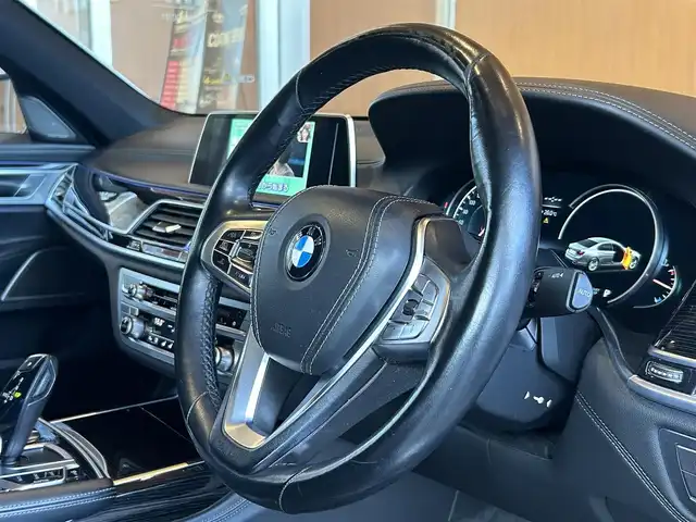 ＢＭＷ ７５０Ｌｉ Mスポーツ 宮城県 2016(平28)年 5万km ミネラルホワイト リヤコンフォートパッケージ/スカイラウンジガラスサンルーフ/リヤエンターテイメントシステム/アクティブクルーズコントロール/レーンキープアシスト/レーンチェンジウォーニング/ヘッドアップディスプレイ/harman/kardon/iDriveナビゲーションシステム/フルセグTV/全方位カメラ/ブラックレザーシート/シートベンチレーション/シートヒーター/メモリ機能付きパワーシート/純正20インチAW/レーザーライトLEDヘッドライト/後席専用タブレット