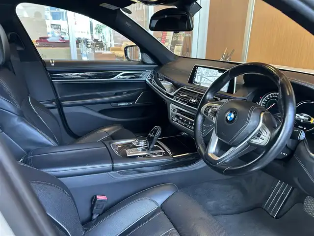ＢＭＷ ７５０Ｌｉ Mスポーツ 宮城県 2016(平28)年 5万km ミネラルホワイト リヤコンフォートパッケージ/スカイラウンジガラスサンルーフ/リヤエンターテイメントシステム/アクティブクルーズコントロール/レーンキープアシスト/レーンチェンジウォーニング/ヘッドアップディスプレイ/harman/kardon/iDriveナビゲーションシステム/フルセグTV/全方位カメラ/ブラックレザーシート/シートベンチレーション/シートヒーター/メモリ機能付きパワーシート/純正20インチAW/レーザーライトLEDヘッドライト/後席専用タブレット