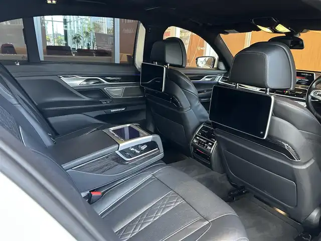 ＢＭＷ ７５０Ｌｉ Mスポーツ 宮城県 2016(平28)年 5万km ミネラルホワイト リヤコンフォートパッケージ/スカイラウンジガラスサンルーフ/リヤエンターテイメントシステム/アクティブクルーズコントロール/レーンキープアシスト/レーンチェンジウォーニング/ヘッドアップディスプレイ/harman/kardon/iDriveナビゲーションシステム/フルセグTV/全方位カメラ/ブラックレザーシート/シートベンチレーション/シートヒーター/メモリ機能付きパワーシート/純正20インチAW/レーザーライトLEDヘッドライト/後席専用タブレット