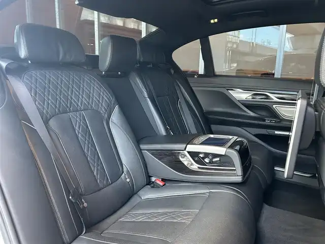 ＢＭＷ ７５０Ｌｉ Mスポーツ 宮城県 2016(平28)年 5万km ミネラルホワイト リヤコンフォートパッケージ/スカイラウンジガラスサンルーフ/リヤエンターテイメントシステム/アクティブクルーズコントロール/レーンキープアシスト/レーンチェンジウォーニング/ヘッドアップディスプレイ/harman/kardon/iDriveナビゲーションシステム/フルセグTV/全方位カメラ/ブラックレザーシート/シートベンチレーション/シートヒーター/メモリ機能付きパワーシート/純正20インチAW/レーザーライトLEDヘッドライト/後席専用タブレット