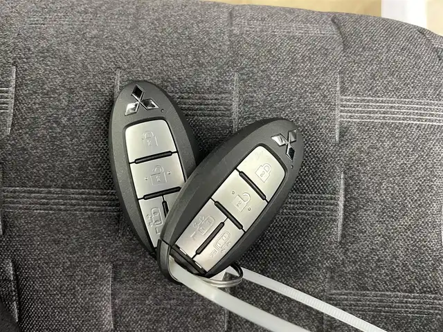 三菱 デリカミニ T プレミアム 千葉県 2025(令7)年 0.1千km アメジストブラック/シルキーホワイト 届出済未使用車/4WD/・ダウンヒルアシストコントロール/衝突軽減ブレーキ/・コーナーセンサー/・先行車お知らせ機能/・マイパイロット/純正9型ディスプレイオーディオ/・フルセグTV/Bluetooth/AppleCarPlay/・全方位カメラ/両側パワースライドドア/革巻きステアリング/・ステアリングスイッチ/・ステアリングヒーター/・パドルシフト/DNシートヒーター/ルーフレール/オートライト/・LEDヘッドライト/・LEDフォグランプ/純正１５インチAW