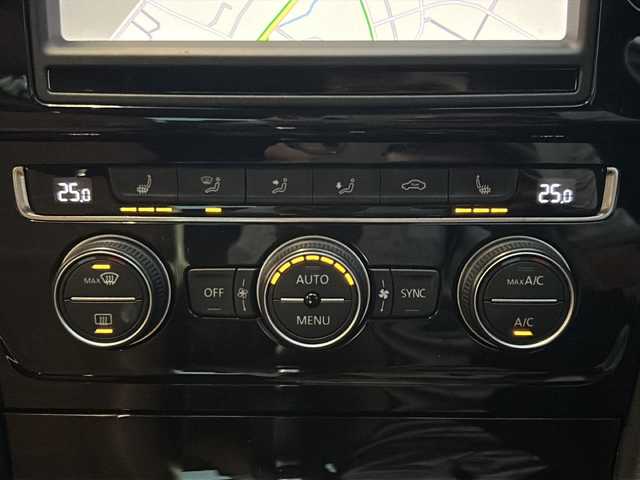 フォルクスワーゲン ゴルフ エディション40 山形県 2014(平26)年 8.8万km 白 純正ナビ/Bluetooth/フルセグＴＶ/バックカメラ/電子パーキング/ブレーキホールド/アダプティブクルーズコントロール/レーンキープアシスト/衝突軽減ブレーキ/パドルシフト/ハーフレザーシート/シートヒーター/オートエアコン/純正17インチアルミホイール/スマートエントリー/ビルトインETC /オートLEDヘッドライト/フォグランプ/スタッドレスタイヤ積載/(205/55/16  5mm)