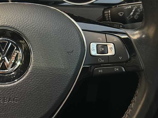 フォルクスワーゲン ゴルフ エディション40 山形県 2014(平26)年 8.8万km 白 純正ナビ/Bluetooth/フルセグＴＶ/バックカメラ/電子パーキング/ブレーキホールド/アダプティブクルーズコントロール/レーンキープアシスト/衝突軽減ブレーキ/パドルシフト/ハーフレザーシート/シートヒーター/オートエアコン/純正17インチアルミホイール/スマートエントリー/ビルトインETC /オートLEDヘッドライト/フォグランプ/スタッドレスタイヤ積載/(205/55/16  5mm)