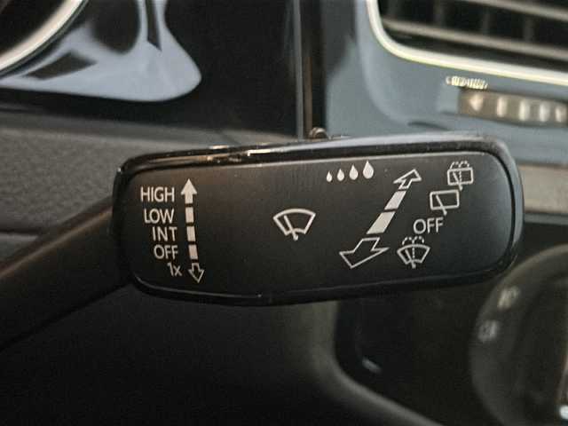 フォルクスワーゲン ゴルフ エディション40 山形県 2014(平26)年 8.8万km 白 純正ナビ/Bluetooth/フルセグＴＶ/バックカメラ/電子パーキング/ブレーキホールド/アダプティブクルーズコントロール/レーンキープアシスト/衝突軽減ブレーキ/パドルシフト/ハーフレザーシート/シートヒーター/オートエアコン/純正17インチアルミホイール/スマートエントリー/ビルトインETC /オートLEDヘッドライト/フォグランプ/スタッドレスタイヤ積載/(205/55/16  5mm)