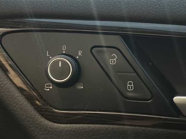 フォルクスワーゲン ゴルフ エディション40 山形県 2014(平26)年 8.8万km 白 純正ナビ/Bluetooth/フルセグＴＶ/バックカメラ/電子パーキング/ブレーキホールド/アダプティブクルーズコントロール/レーンキープアシスト/衝突軽減ブレーキ/パドルシフト/ハーフレザーシート/シートヒーター/オートエアコン/純正17インチアルミホイール/スマートエントリー/ビルトインETC /オートLEDヘッドライト/フォグランプ/スタッドレスタイヤ積載/(205/55/16  5mm)