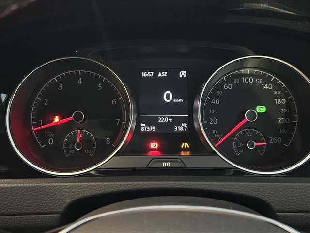 フォルクスワーゲン ゴルフ エディション40 山形県 2014(平26)年 8.8万km 白 純正ナビ/Bluetooth/フルセグＴＶ/バックカメラ/電子パーキング/ブレーキホールド/アダプティブクルーズコントロール/レーンキープアシスト/衝突軽減ブレーキ/パドルシフト/ハーフレザーシート/シートヒーター/オートエアコン/純正17インチアルミホイール/スマートエントリー/ビルトインETC /オートLEDヘッドライト/フォグランプ/スタッドレスタイヤ積載/(205/55/16  5mm)