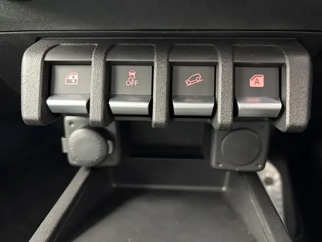 スズキ ジムニー ノマド FC 愛知県 2025(令7)年 0.1千km ベージュ 登録済未使用車/登録時走行距離37km/スズキセーフティサポート/4WD/革巻きステアリング/ステアリングリモコン/アダプティブクルーズコントロール/前席シートヒーター/純正15インチアルミホイール/純正フロアマット/ミラーヒーター