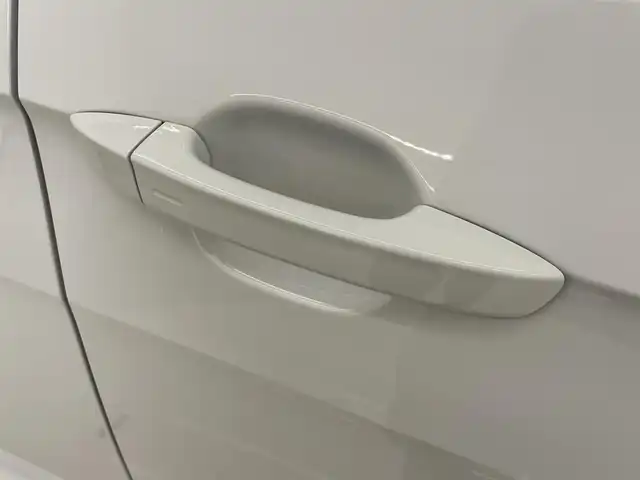 フォルクスワーゲン Ｔ－クロス TSI 1stプラス 岡山県 2020(令2)年 5.1万km ピュアホワイト オールインセーフティ（予防安全装備）/プリクラッシュブレーキ/AAC/レーンキープアシスト/ブラインドスポット/リアトラフィックアラート/ドライバー疲労検知/ハイビームアシスト/パークアシスト/PDC/リアビューカメラ/LEDヘッドライト/純正ナビ/フルセグTV/AppleCarPlay/ETC/純正18インチAW