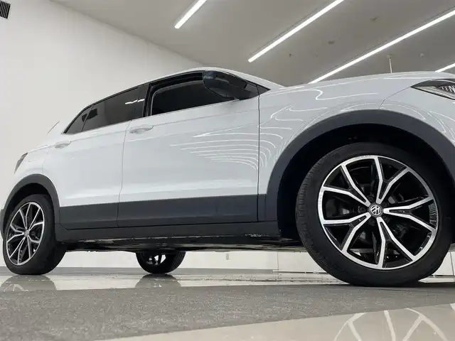 フォルクスワーゲン Ｔ－クロス TSI 1stプラス 岡山県 2020(令2)年 5.1万km ピュアホワイト オールインセーフティ（予防安全装備）/プリクラッシュブレーキ/AAC/レーンキープアシスト/ブラインドスポット/リアトラフィックアラート/ドライバー疲労検知/ハイビームアシスト/パークアシスト/PDC/リアビューカメラ/LEDヘッドライト/純正ナビ/フルセグTV/AppleCarPlay/ETC/純正18インチAW