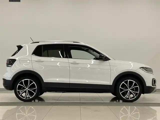 フォルクスワーゲン Ｔ－クロス TSI 1stプラス 岡山県 2020(令2)年 5.1万km ピュアホワイト オールインセーフティ（予防安全装備）/プリクラッシュブレーキ/AAC/レーンキープアシスト/ブラインドスポット/リアトラフィックアラート/ドライバー疲労検知/ハイビームアシスト/パークアシスト/PDC/リアビューカメラ/LEDヘッドライト/純正ナビ/フルセグTV/AppleCarPlay/ETC/純正18インチAW
