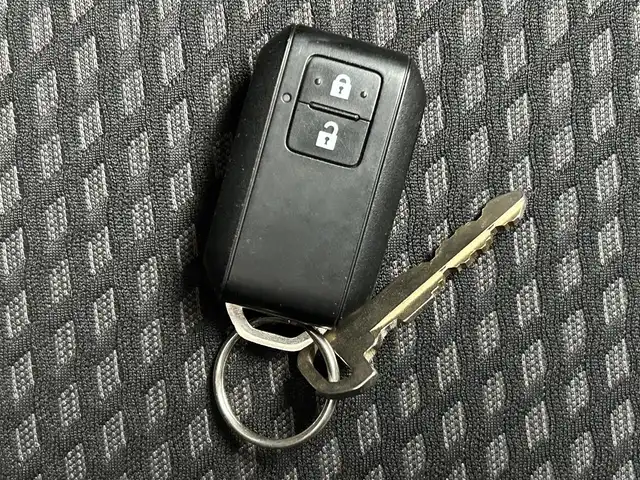 スズキ スイフト HYBRID RS 愛媛県 2017(平29)年 5.7万km バーニングレッドPM 登録時走行距離：56726km/ECLIPSE製7インチナビ/CD/DVD/フルセグTV/Bluetooth/バックカメラ/ETC/衝突被害軽減システム/横滑り防止装置/レーンキープアシスト/クルーズコントロール/アイドリングストップ/LEDヘッドライト/フォグランプ/オートライト/運転席シートヒーター/パドルシフト/エンジンスタートボタン/スマートキー/社外フロアマット/純正フ16インチアルミホイール