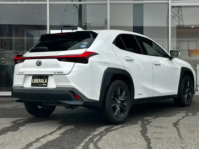 レクサス ＵＸ 250h バージョンC 富山県 2020(令2)年 5.4万km パール ワンオーナー/HDDナビ/フルセグテレビ/Bluetooth接続/Miracast/AM/FMラジオ/バックカメラ/サンルーフ/アイドリングストップ/ACC/黒革シート/D/N席シートヒーター/D/N席パワーシート/ステアリングヒーター/サンルーフ/プッシュスタート/パワーバックドア/ETC2.0/前後ドラレコ