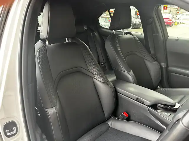 レクサス ＵＸ 250h バージョンC 富山県 2020(令2)年 5.4万km パール ワンオーナー/HDDナビ/フルセグテレビ/Bluetooth接続/Miracast/AM/FMラジオ/バックカメラ/サンルーフ/アイドリングストップ/ACC/黒革シート/D/N席シートヒーター/D/N席パワーシート/ステアリングヒーター/サンルーフ/プッシュスタート/パワーバックドア/ETC2.0/前後ドラレコ