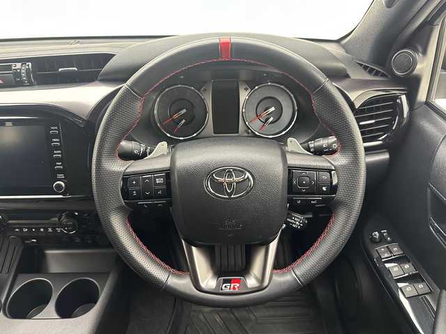 トヨタ ハイラックス Z GRスポーツ 兵庫県 2023(令5)年 1.6万km スーパーホワイトⅡ 純正メモリナビ(AM/FM/Bluetooth/apple carplay)/アラウンドビューモニター/パワーシート/ハーフレザーシート/社外17インチアルミホイール/社外フロアマット/追従型クルーズコントロール/アイドリングストップ/レーンキープアシスト/オートライト/前後コーナーセンサー/LEDヘッドライト/スマートキー/スペアキー/カラードフードモール/GR専用グリル(フロントバンパー/オーバーフェンダー/エンブレム)/荷室トノカバー