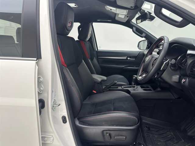 トヨタ ハイラックス Z GRスポーツ 兵庫県 2023(令5)年 1.6万km スーパーホワイトⅡ 純正メモリナビ(AM/FM/Bluetooth/apple carplay)/アラウンドビューモニター/パワーシート/ハーフレザーシート/社外17インチアルミホイール/社外フロアマット/追従型クルーズコントロール/アイドリングストップ/レーンキープアシスト/オートライト/前後コーナーセンサー/LEDヘッドライト/スマートキー/スペアキー/カラードフードモール/GR専用グリル(フロントバンパー/オーバーフェンダー/エンブレム)/荷室トノカバー