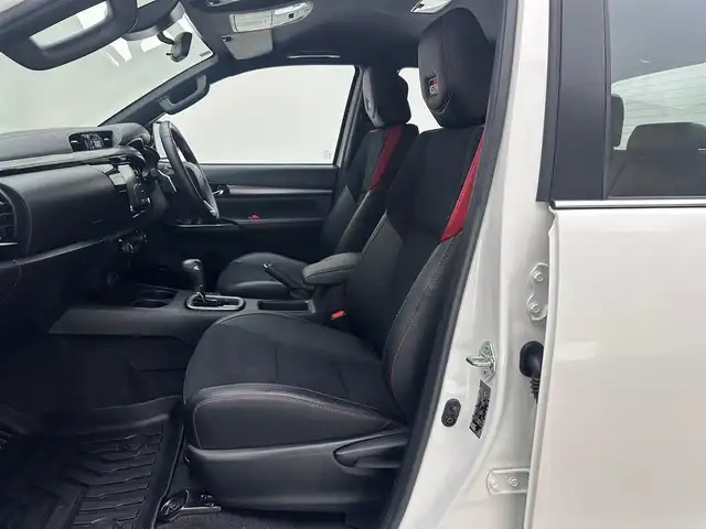 トヨタ ハイラックス Z GRスポーツ 兵庫県 2023(令5)年 1.6万km スーパーホワイトⅡ 純正メモリナビ(AM/FM/Bluetooth/apple carplay)/アラウンドビューモニター/パワーシート/ハーフレザーシート/社外17インチアルミホイール/社外フロアマット/追従型クルーズコントロール/アイドリングストップ/レーンキープアシスト/オートライト/前後コーナーセンサー/LEDヘッドライト/スマートキー/スペアキー/カラードフードモール/GR専用グリル(フロントバンパー/オーバーフェンダー/エンブレム)/荷室トノカバー