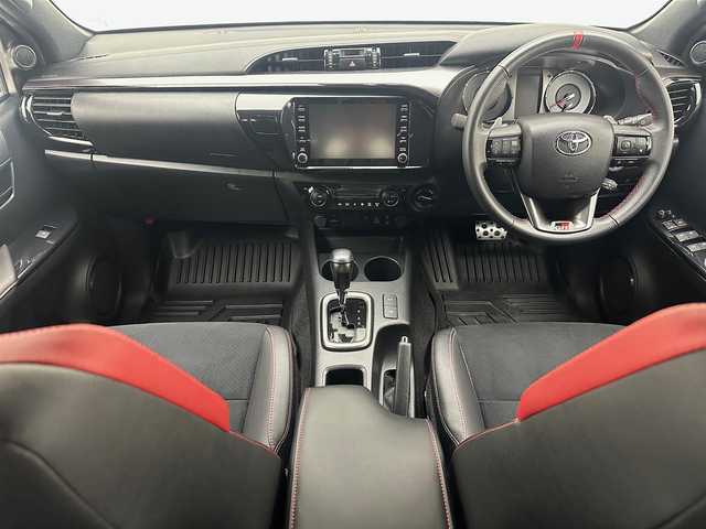 トヨタ ハイラックス Z GRスポーツ 兵庫県 2023(令5)年 1.6万km スーパーホワイトⅡ 純正メモリナビ(AM/FM/Bluetooth/apple carplay)/アラウンドビューモニター/パワーシート/ハーフレザーシート/社外17インチアルミホイール/社外フロアマット/追従型クルーズコントロール/アイドリングストップ/レーンキープアシスト/オートライト/前後コーナーセンサー/LEDヘッドライト/スマートキー/スペアキー/カラードフードモール/GR専用グリル(フロントバンパー/オーバーフェンダー/エンブレム)/荷室トノカバー