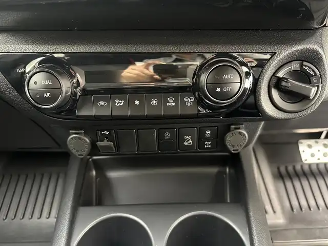 トヨタ ハイラックス Z GRスポーツ 兵庫県 2023(令5)年 1.6万km スーパーホワイトⅡ 純正メモリナビ(AM/FM/Bluetooth/apple carplay)/アラウンドビューモニター/パワーシート/ハーフレザーシート/社外17インチアルミホイール/社外フロアマット/追従型クルーズコントロール/アイドリングストップ/レーンキープアシスト/オートライト/前後コーナーセンサー/LEDヘッドライト/スマートキー/スペアキー/カラードフードモール/GR専用グリル(フロントバンパー/オーバーフェンダー/エンブレム)/荷室トノカバー