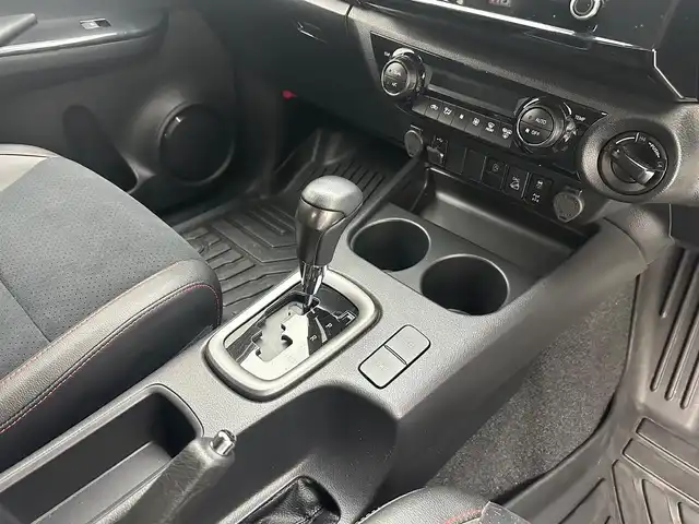 トヨタ ハイラックス Z GRスポーツ 兵庫県 2023(令5)年 1.6万km スーパーホワイトⅡ 純正メモリナビ(AM/FM/Bluetooth/apple carplay)/アラウンドビューモニター/パワーシート/ハーフレザーシート/社外17インチアルミホイール/社外フロアマット/追従型クルーズコントロール/アイドリングストップ/レーンキープアシスト/オートライト/前後コーナーセンサー/LEDヘッドライト/スマートキー/スペアキー/カラードフードモール/GR専用グリル(フロントバンパー/オーバーフェンダー/エンブレム)/荷室トノカバー