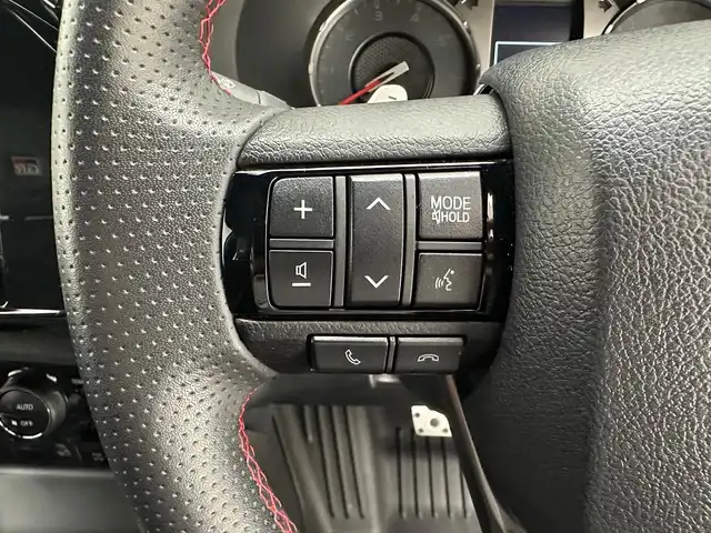 トヨタ ハイラックス Z GRスポーツ 兵庫県 2023(令5)年 1.6万km スーパーホワイトⅡ 純正メモリナビ(AM/FM/Bluetooth/apple carplay)/アラウンドビューモニター/パワーシート/ハーフレザーシート/社外17インチアルミホイール/社外フロアマット/追従型クルーズコントロール/アイドリングストップ/レーンキープアシスト/オートライト/前後コーナーセンサー/LEDヘッドライト/スマートキー/スペアキー/カラードフードモール/GR専用グリル(フロントバンパー/オーバーフェンダー/エンブレム)/荷室トノカバー