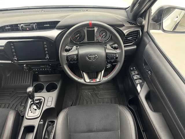 トヨタ ハイラックス Z GRスポーツ 兵庫県 2023(令5)年 1.6万km スーパーホワイトⅡ 純正メモリナビ(AM/FM/Bluetooth/apple carplay)/アラウンドビューモニター/パワーシート/ハーフレザーシート/社外17インチアルミホイール/社外フロアマット/追従型クルーズコントロール/アイドリングストップ/レーンキープアシスト/オートライト/前後コーナーセンサー/LEDヘッドライト/スマートキー/スペアキー/カラードフードモール/GR専用グリル(フロントバンパー/オーバーフェンダー/エンブレム)/荷室トノカバー